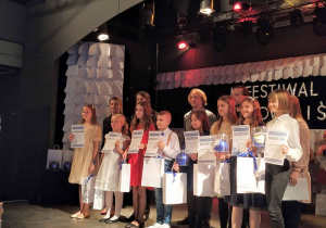 Laureaci IV Festiwalu Piosenki Zimowej i Świątecznej w Młodzieżowym Domu Kultury w Koninie
